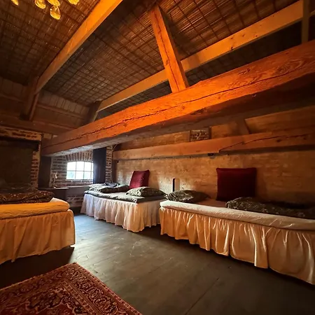 Anno 1782 Unique Romantic Glamping At The Manors Historic Barn Landsteder